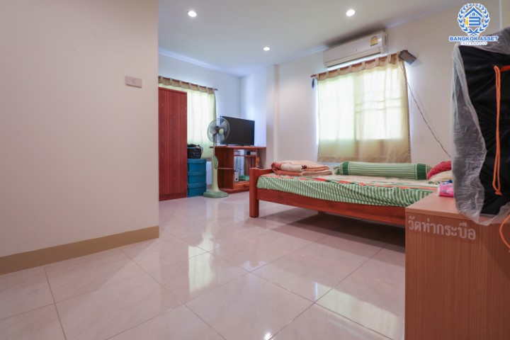 *****บ้านเดี่ยวมือสองย่านนนทบุรี ม.บางกอกการ์เด้นท์ กาญจนาภิเษก บนเนื้อที่ 51 ตร.ว. ฟังก์ชันครบจัดเต็ม 3 ห้องนอน 3 ห้องน้ำ จอดรถ 2 คัน บ้านสวยพร้อมอยู่ บรรยากาศร่มรื่น สงบ บนทำเลที่ดี เดินทางสะดวก ใกล้เซ็นทรัลเวสต์เกต และทางด่วนศรีรัช เพียงไม่กี่นาถึงถึง รถไฟฟ้าสถานี "ตลาดบางใหญ่" พร้อมราคาสุดพิเศษ!